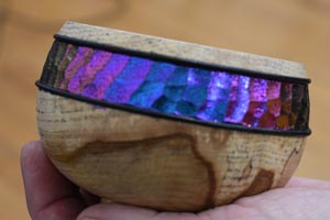Colour change banded bowl