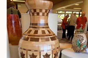 Segmented urn